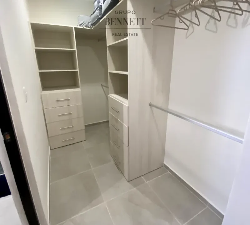 Walking closet_